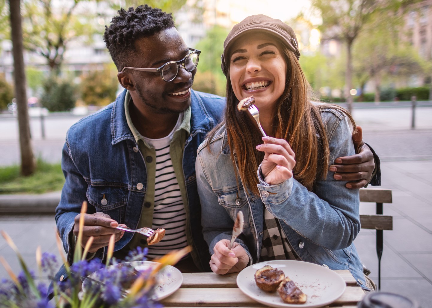 couple eating lunch together smiling