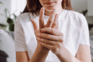 Woman experiencing finger numbness and tingling sensation in the hand